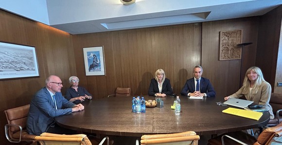 Il primo breve incontro tra il solo Presidente della Giunta, Renzo Testolin e il Cda della Casino spa il 30 giugno scorso a Saint-Vincent Il primo breve incontro tra il solo Presidente della Giunta, Renzo Testolin e il Cda della Casino spa il 30 giugno scorso a Saint-Vincent