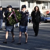 La dirigente di polizia Angela Cannavale durante la cerimonia d'insediamento (cliccare l'immagine per avviare la mini gallery)