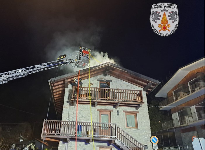 A fuoco il tetto di una casa a Saint-Vincent