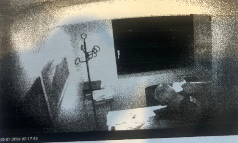 Nelle immagini video delle Fiamme Gialle, nell'ufficio del Casino Pietro Circosta estrae le banconote da un involucro sottovuoto