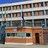'Al carcere di Ivrea camere così indecorose da obbligare gli agenti a dormire altrove a spese proprie'