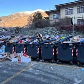 Cassonetti e moloch stracolmi di rifiuti in località La Prebendaz (cliccare sull'immagine per avviare la mini gallery)