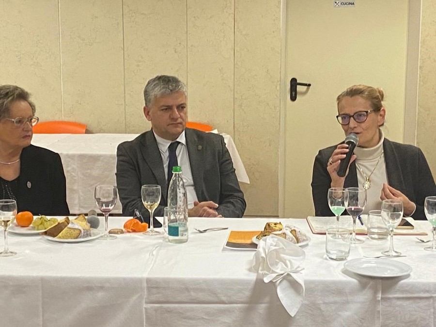 L'assessore Luigi Bertschy durante un suo intervento al Circolo Valdostano della Stampa