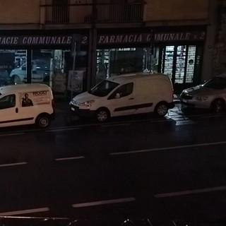 Corso Ivrea illuminato la sera solo da qualche vetrina
