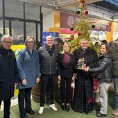 Coldiretti e Confartigianato donano al vescovo Lovignana la statuina del Presepe 2025 Coldiretti e Confartigianato donano al vescovo Lovignana la statuina del Presepe 2025