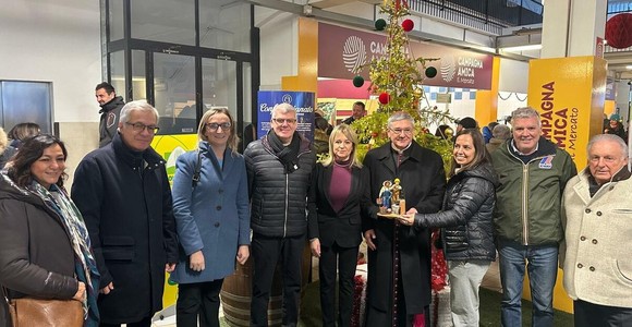 Coldiretti e Confartigianato donano al vescovo Lovignana la statuina del Presepe 2025 Coldiretti e Confartigianato donano al vescovo Lovignana la statuina del Presepe 2025
