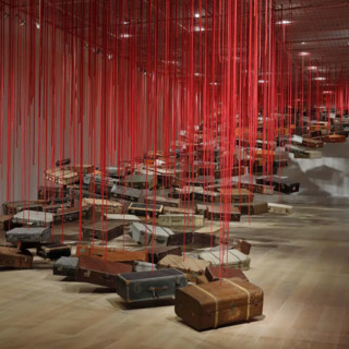 Shiota Chiharu, Accumulation - Searching for the Destination (2014-2019; valigie, motore e corda rossa, dimensioni variabili). Veduta dell’installazione presso la mostra Shiota Chiharu: The Soul Trembles, Mori Art Museum, Tokyo, 2019. Foto: Kioku Keizo. Su concessione di Mori Art Museum, Tokyo