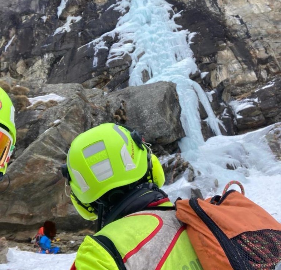 Ghiacciatore infortunato recuperato su cascata di ghiaccio a Ollomont
