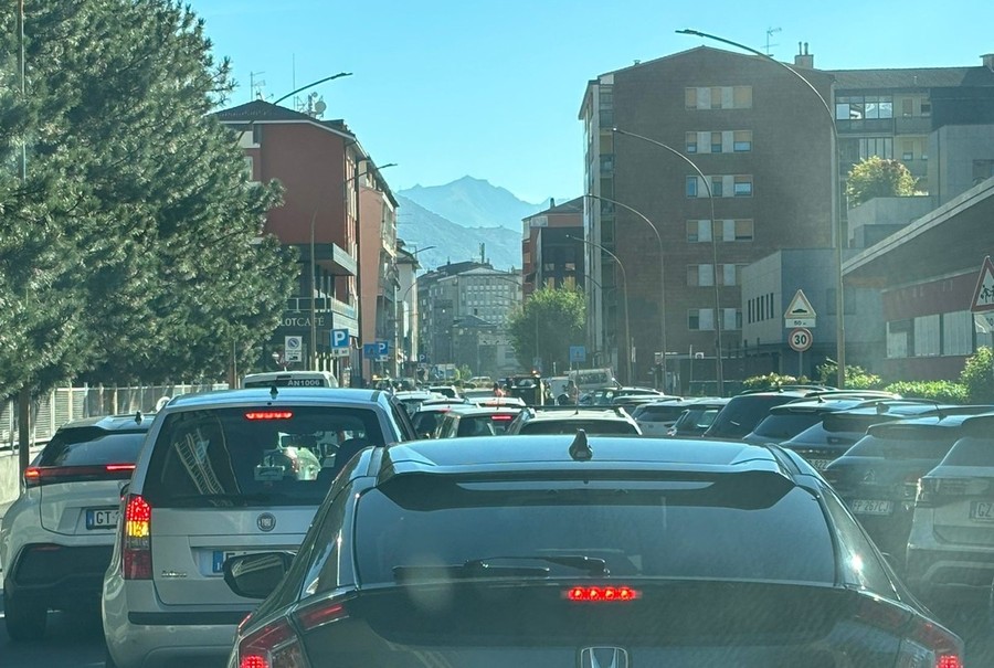 Aosta, caos in via Chambéry; 'strada appena asfaltata e già tornano i lavori' Aosta, caos in via Chambéry; 'strada appena asfaltata e già tornano i lavori'