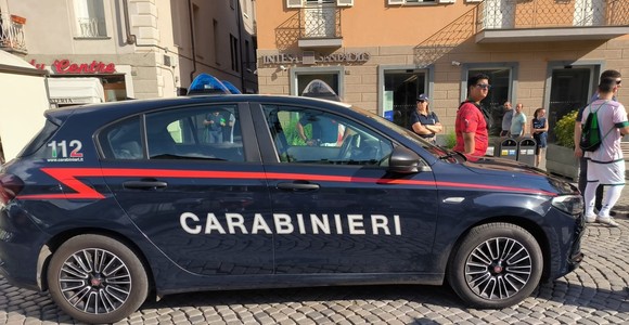 Una pattuglia del Radiomobile dei carabinieri intervenuta insieme alle Volanti della polizia in piazza Chanoux Una pattuglia del Radiomobile dei carabinieri intervenuta insieme alle Volanti della polizia in piazza Chanoux