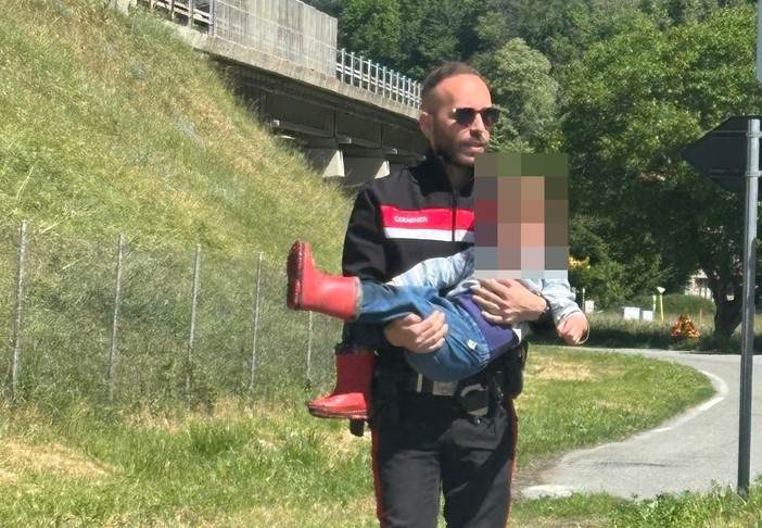 Il vicebrigadiere Gianluca Cottonaro con in braccio il piccolo