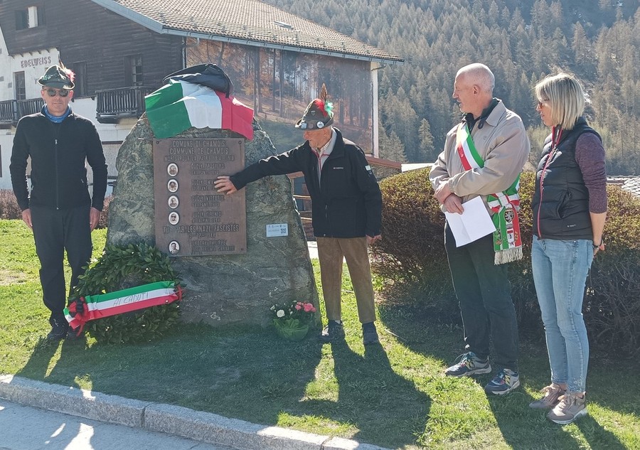 Il consigliere di minoranza Roberto Rigollet, l'ex sindaco Attilio Ducly, il sindaco in carica Remo Ducly e l'assessore ai Servizi Sociali e alla Cultura Sara Rosset