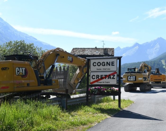 Dopo alluvione; questa mattina scavatori e camion sono arrivati nel centro di Cogne