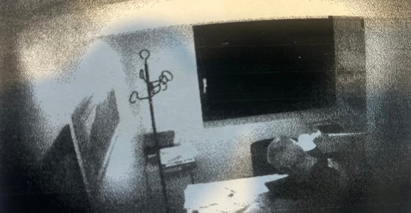 Nelle immagini video delle Fiamme Gialle, nell'ufficio del Casino Pietro Circosta estrae le banconote da un involucro sottovuoto