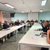 La riunione del CCS all'arrivo del capo della Protezione civile, Fabrizio Curcio, domenica sera