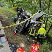Camion esce di strada lungo la strada del Lys: conducente ferito