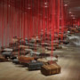 Shiota Chiharu, Accumulation - Searching for the Destination (2014-2019; valigie, motore e corda rossa, dimensioni variabili). Veduta dell’installazione presso la mostra Shiota Chiharu: The Soul Trembles, Mori Art Museum, Tokyo, 2019. Foto: Kioku Keizo. Su concessione di Mori Art Museum, Tokyo