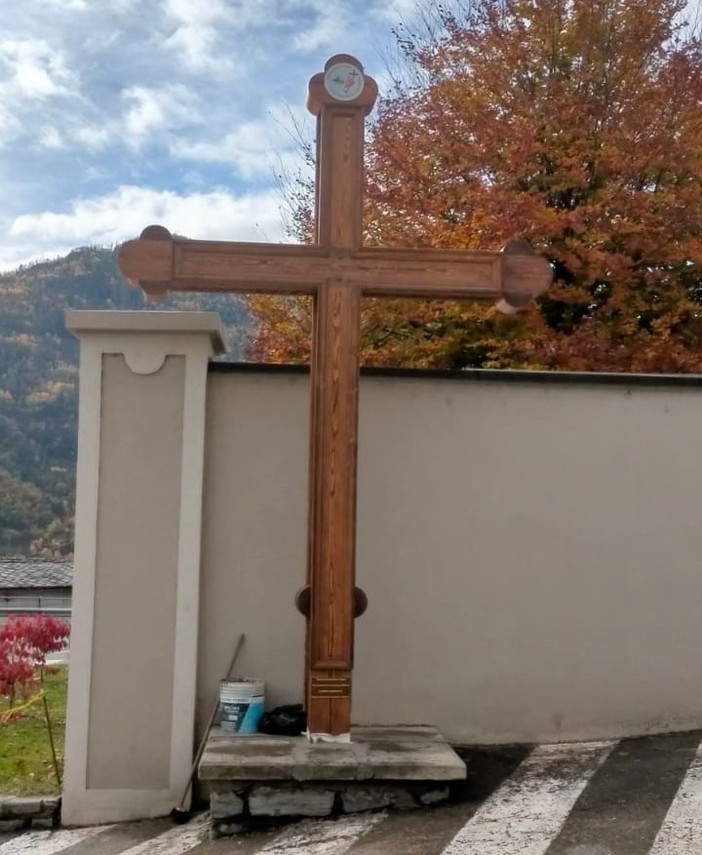 Saint-Pierre, di Giuseppe Miret la nuova croce all'ingresso del cimitero