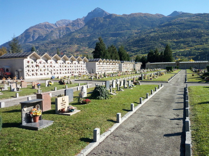 Aosta, riaperte al pubblico quattro aree del cimitero Aosta, riaperte al pubblico quattro aree del cimitero