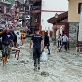 Volontari al lavoro a Breuil-Cervinia, statale chiusa a Bard, evacuazione a Cogne