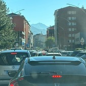Aosta, caos in via Chambéry; 'strada appena asfaltata e già tornano i lavori' Aosta, caos in via Chambéry; 'strada appena asfaltata e già tornano i lavori'