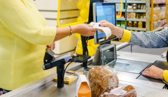 'Anziani in difficoltà alle casse del supermercato, una prassi da rivedere'