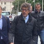 Ezio Colliard (sn) insieme all'avvocato Corrado Bellora all'ingresso di Palazzo Giustizia