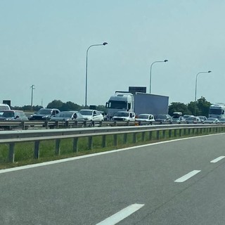 Grave incidente sulla bretella A5 di Santhià, 10 chilometri di coda
