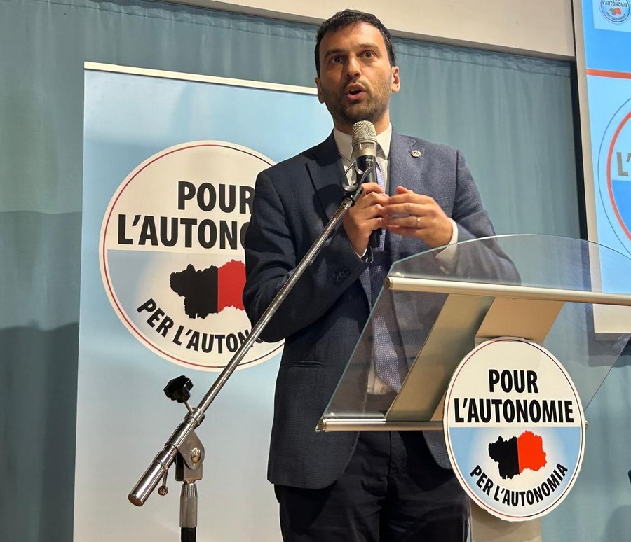 Marco Carrel ha parlato alla platea per oltre 25 minuti ricordando alcuni passaggi recenti della politica locale e sferzando 'i nemici dell'Autonomia e quelli che hanno la memoria troppo corta' Marco Carrel ha parlato alla platea per oltre 25 minuti ricordando alcuni passaggi recenti della politica locale e sferzando 'i nemici dell'Autonomia e quelli che hanno la memoria troppo corta'