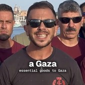 Alcuni camalli di Genova pronti alla partenza (profilo FB)