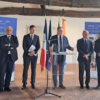 L'assessore Caveri (primo da sn) durante l'intervento del Comitato di sorveglianza