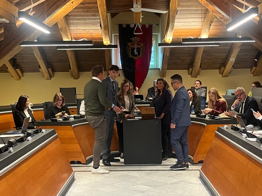 Consiglieri comunali di Aosta durante le procedure di proclamazione degli eletti