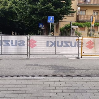 L'ingresso di una rampa dai garages bloccato dalle transenne