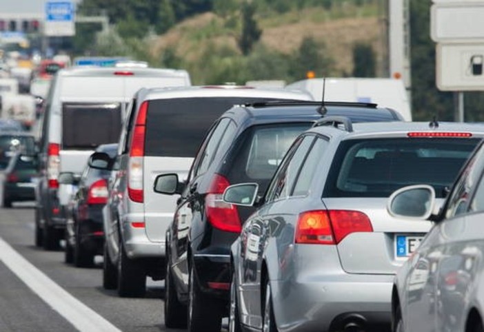 &quot;Fermi da ore e non sappiamo quando ripartiremo'; odissea sull'A5 bloccata dalle code