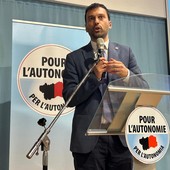 Marco Carrel ha parlato alla platea per oltre 25 minuti ricordando alcuni passaggi recenti della politica locale e sferzando 'i nemici dell'Autonomia e quelli che hanno la memoria troppo corta'