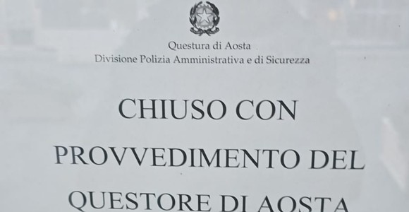 Rissa di fronte al bar: i gestori non collaborano con la polizia, che chiude il locale