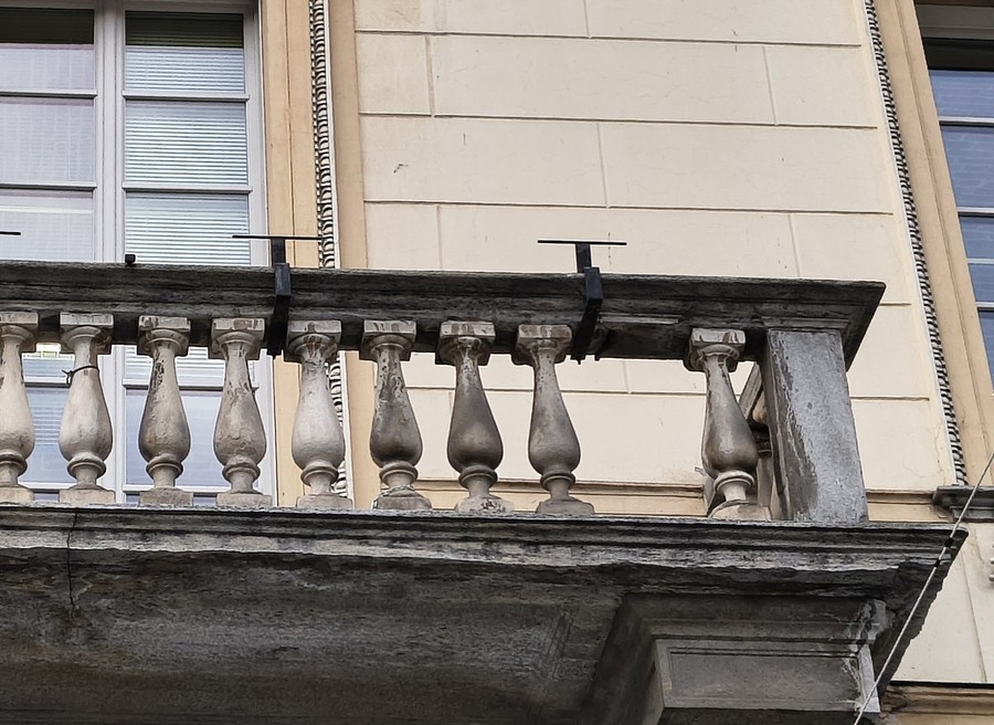 L'elemento si è staccato da questa ringhiera