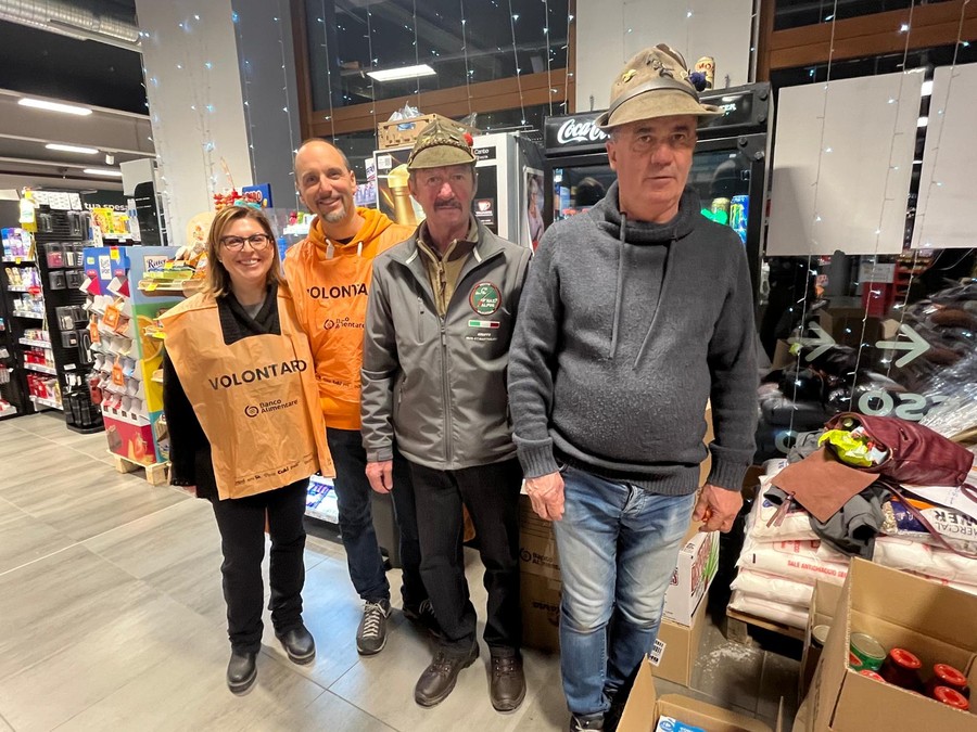 Volontari del Banco Alimentare e Alpini di Ana VdA al Carrefour di Nus Volontari del Banco Alimentare e Alpini di Ana VdA al Carrefour di Nus
