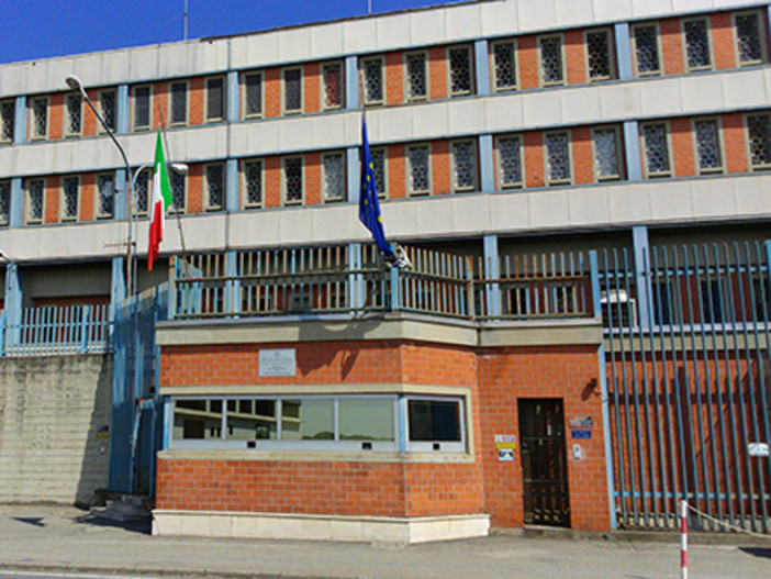'Al carcere di Ivrea camere così indecorose da obbligare gli agenti a dormire altrove a spese proprie'