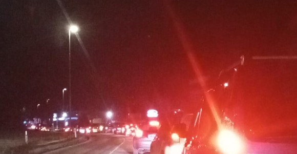 Scontro tra auto sulla statale 26 a Quart, diversi feriti e traffico bloccato Scontro tra auto sulla statale 26 a Quart, diversi feriti e traffico bloccato