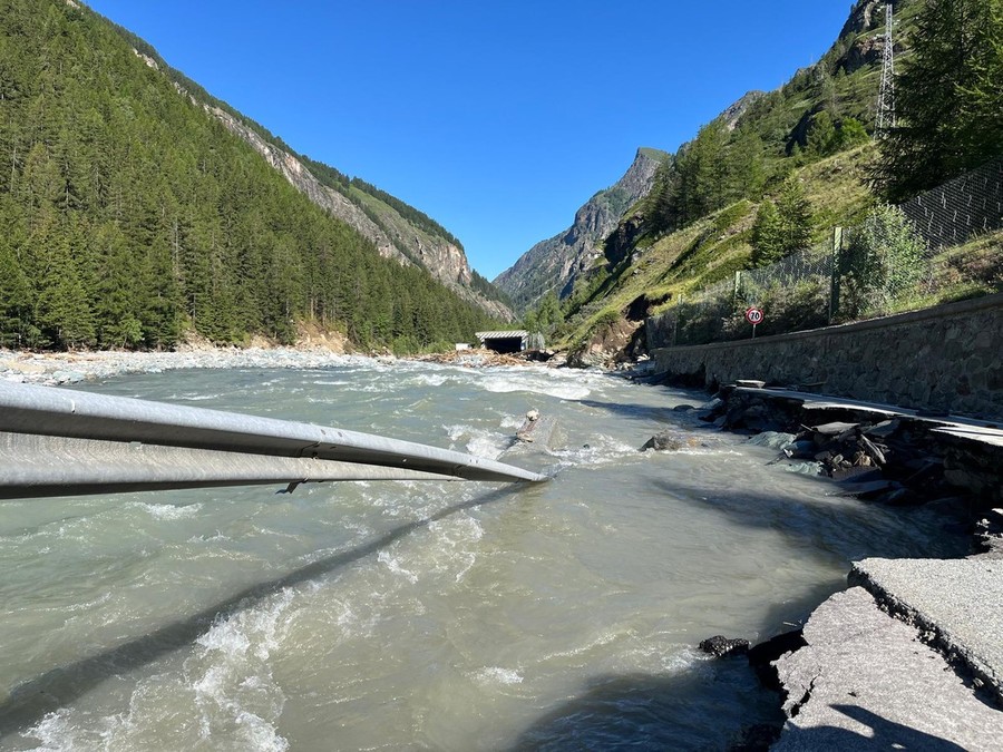 Un tratto di strada regionale 47 distrutto dall'alluvione del 29 giugno scorso