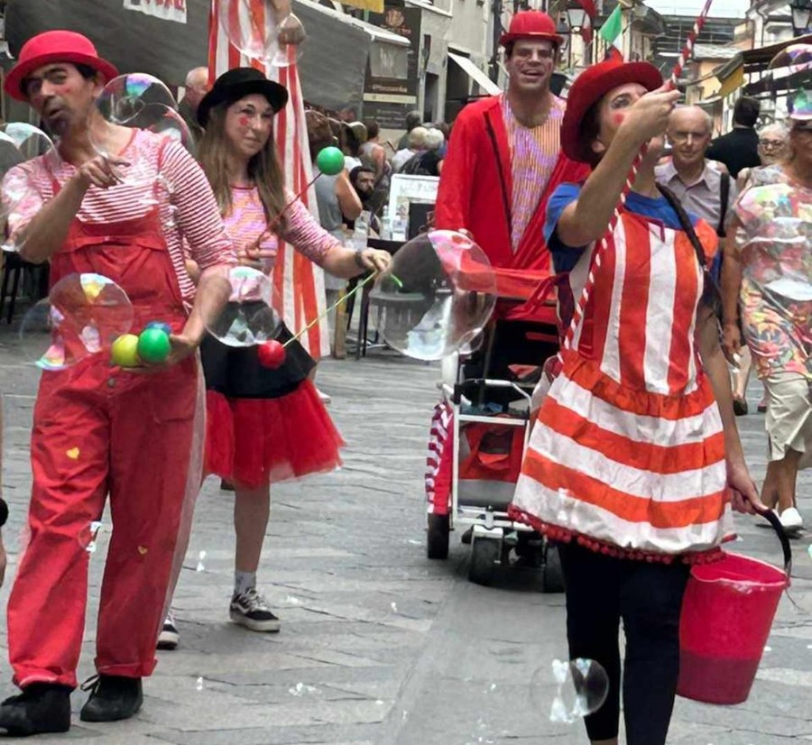 Aosta, impazza 'Commercianti in Festa' e dalle 20 'Serata Rossonera' Aosta, impazza 'Commercianti in Festa' e dalle 20 'Serata Rossonera'