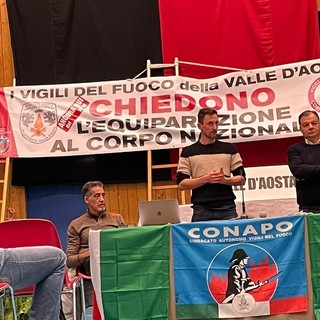 Un'assemblea del sindacato Conapo dei Vigili del fuoco valdostani, che chiede a gran voce l'equiparazione economica con i colleghi nazionali