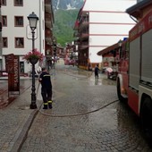 I Vigili del fuoco ripuliscono le vie dai resti di fango e terra (foto di Marco Pellissier)