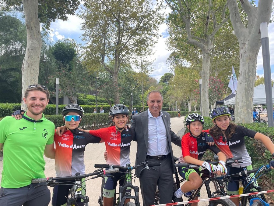 Nicolò Salice, Aurora Lecca, Nathan Evolandro e Lorenzo Andreo con l'allenatore Simone Masoni Nicolò Salice, Aurora Lecca, Nathan Evolandro e Lorenzo Andreo con l'allenatore Simone Masoni