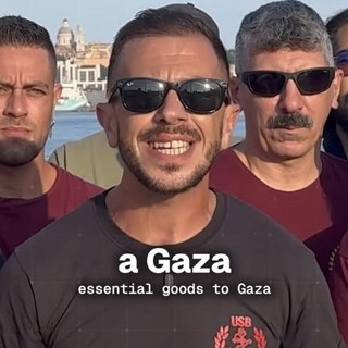 Alcuni camalli di Genova pronti alla partenza (profilo FB)