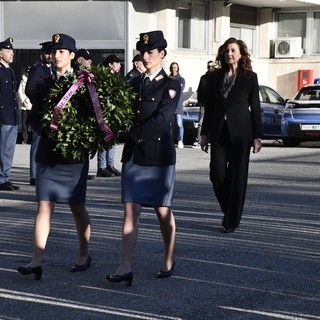 La dirigente di polizia Angela Cannavale durante la cerimonia d'insediamento (cliccare l'immagine per avviare la mini gallery)