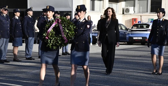 La dirigente di polizia Angela Cannavale durante la cerimonia d'insediamento (cliccare l'immagine per avviare la mini gallery)