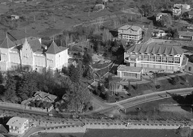 Il Grand Hotel Billia (a sn) e il Casino de la Vallée nei primi anni Settanta Il Grand Hotel Billia (a sn) e il Casino de la Vallée nei primi anni Settanta