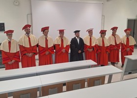 Jader Cheillon (al centro) assieme agli esaminatori della tesi